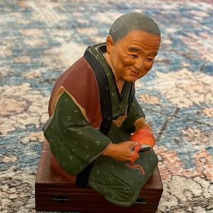 1950s HAKATA KINKODO Doll Japanese Woman Cutting Persimmon. Good condition.